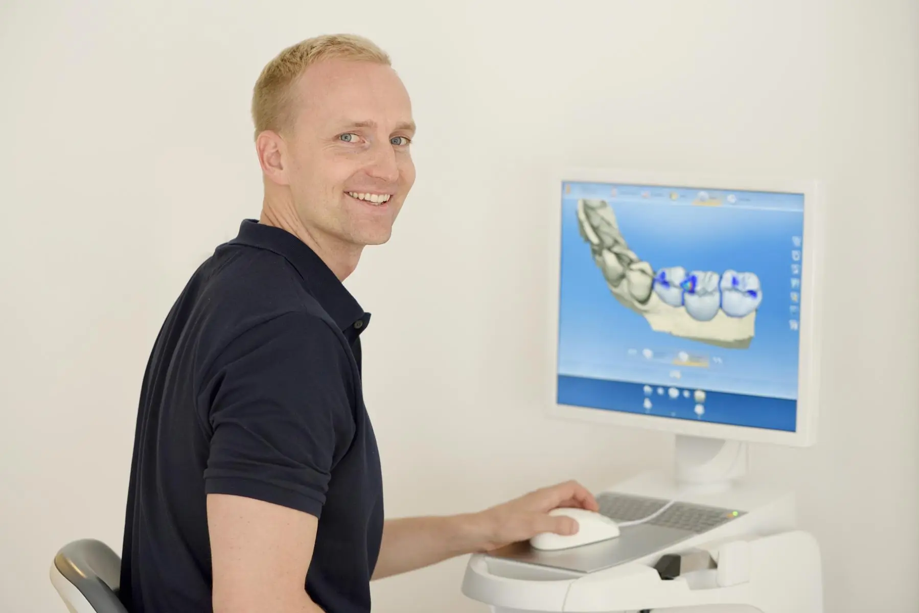 Dr. Daniel Welly an der digitalen Konstruktion