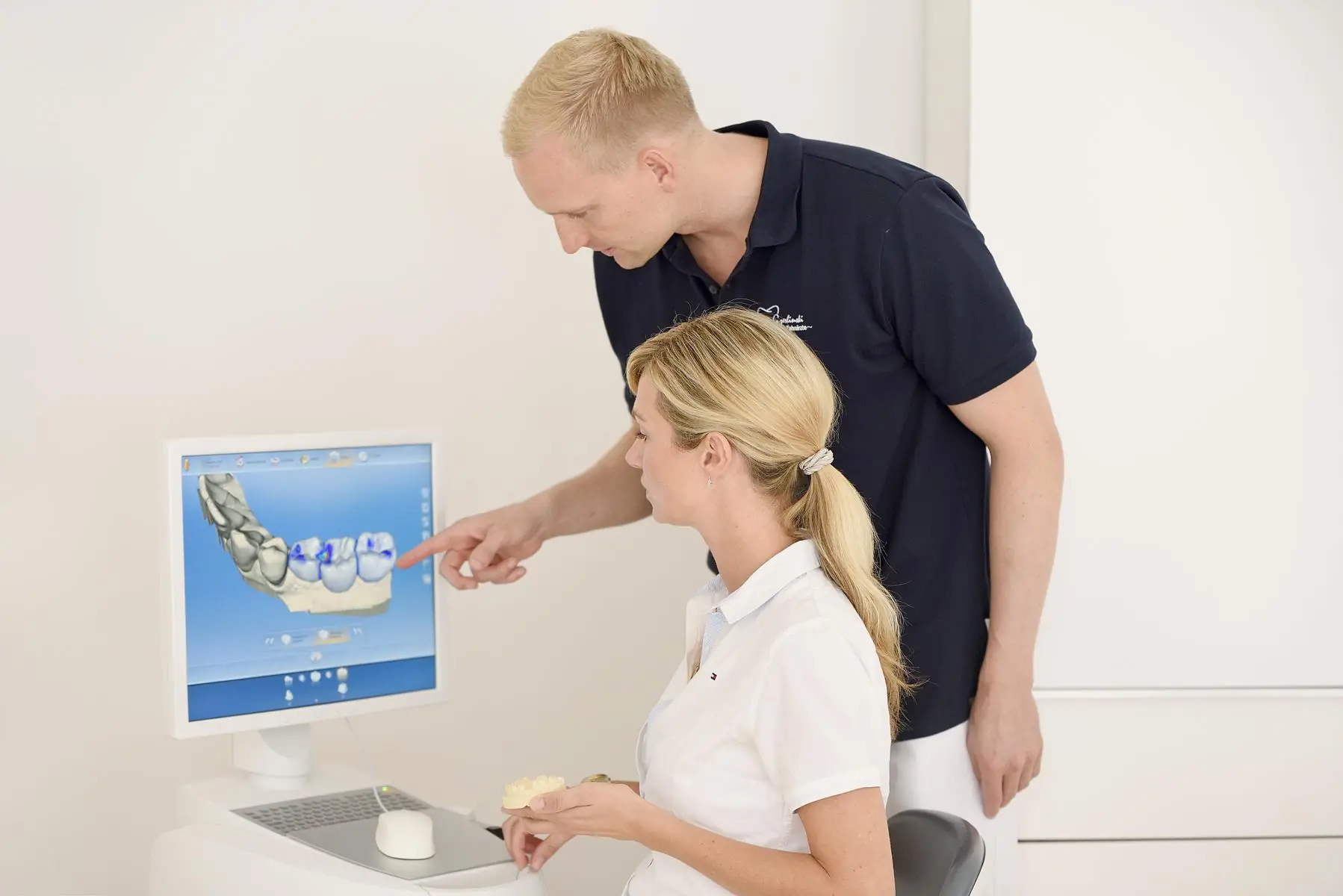 Dr. Anke Welly und Dr. Daniel Welly prüfen einen digitalen Scan am Bildschirm
