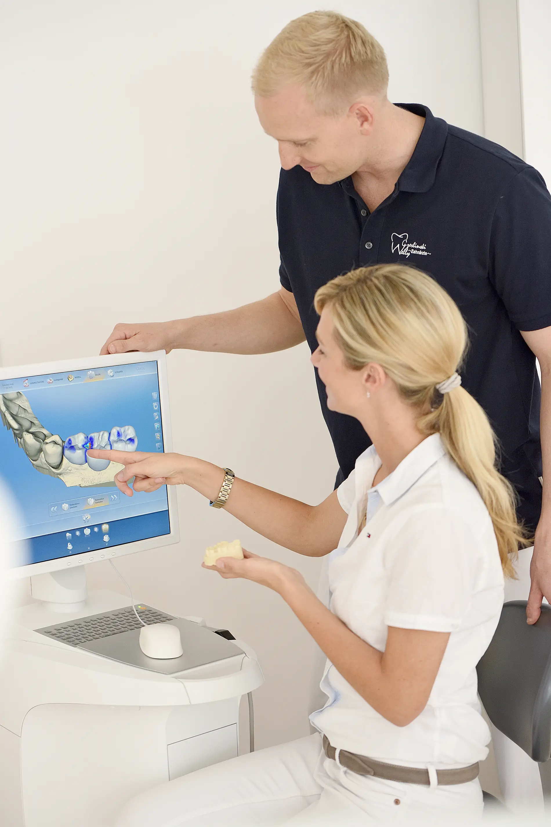 Dr. Daniel Welly und Dr. Anke Welly besprechen eine digitale Planung